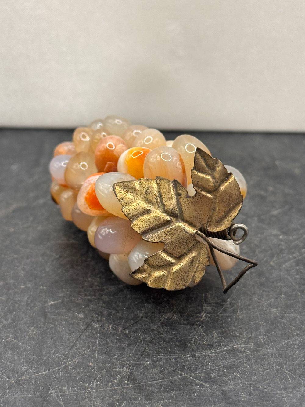 Ancienne Grappe de raisin en pierre dure, Agathe avec une feuille métallique en laiton - Vers 1950/60 - Déco - Collection - Vintage – Image 2