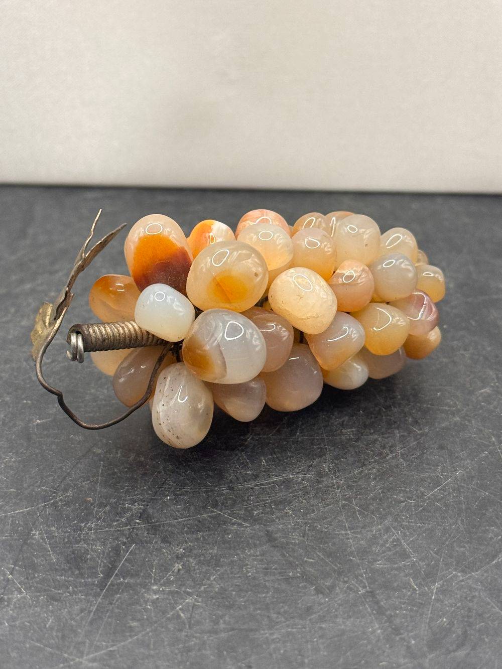 Ancienne Grappe de raisin en pierre dure, Agathe avec une feuille métallique en laiton - Vers 1950/60 - Déco - Collection - Vintage – Image 4