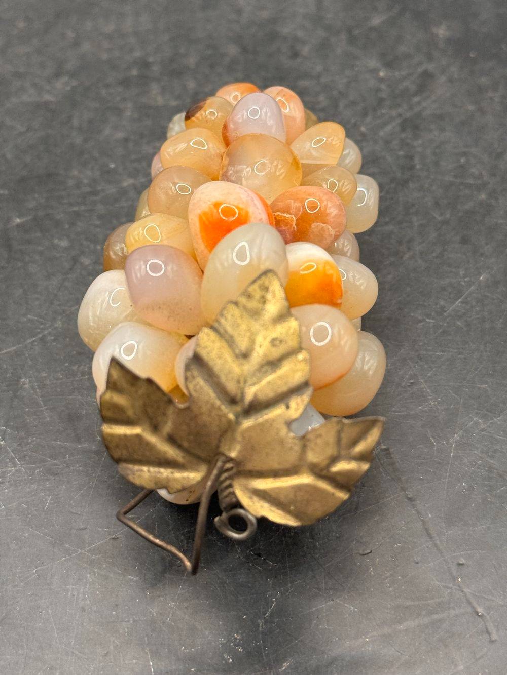 Ancienne Grappe de raisin en pierre dure, Agathe avec une feuille métallique en laiton - Vers 1950/60 - Déco - Collection - Vintage – Image 7