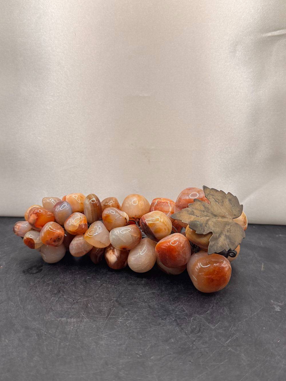 Ancienne et grande Grappe de raisin en pierre dure, Agathe avec une feuille métallique en laiton doré - Vers 1950 60 - Déco - Collection - Vintage – Image 3