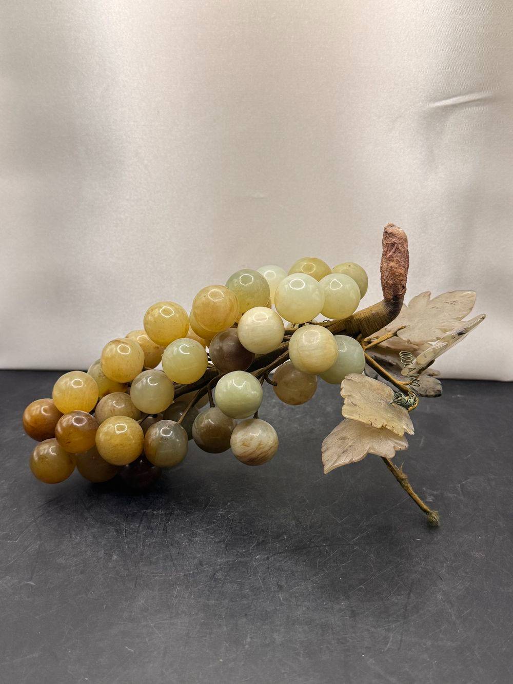 Ancienne et grande Grappe de raisin en pierre dure d'un réalisme absolu, Jade ou Quartz vert avec ses feuilles en pierre également - support - Vers 1950 60 - Déco - Collection - Vintage – Image 2