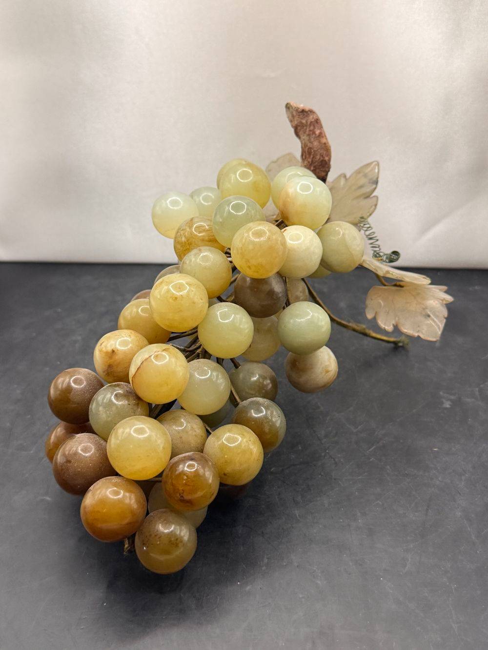 Ancienne et grande Grappe de raisin en pierre dure d'un réalisme absolu, Jade ou Quartz vert avec ses feuilles en pierre également - support - Vers 1950 60 - Déco - Collection - Vintage – Image 3