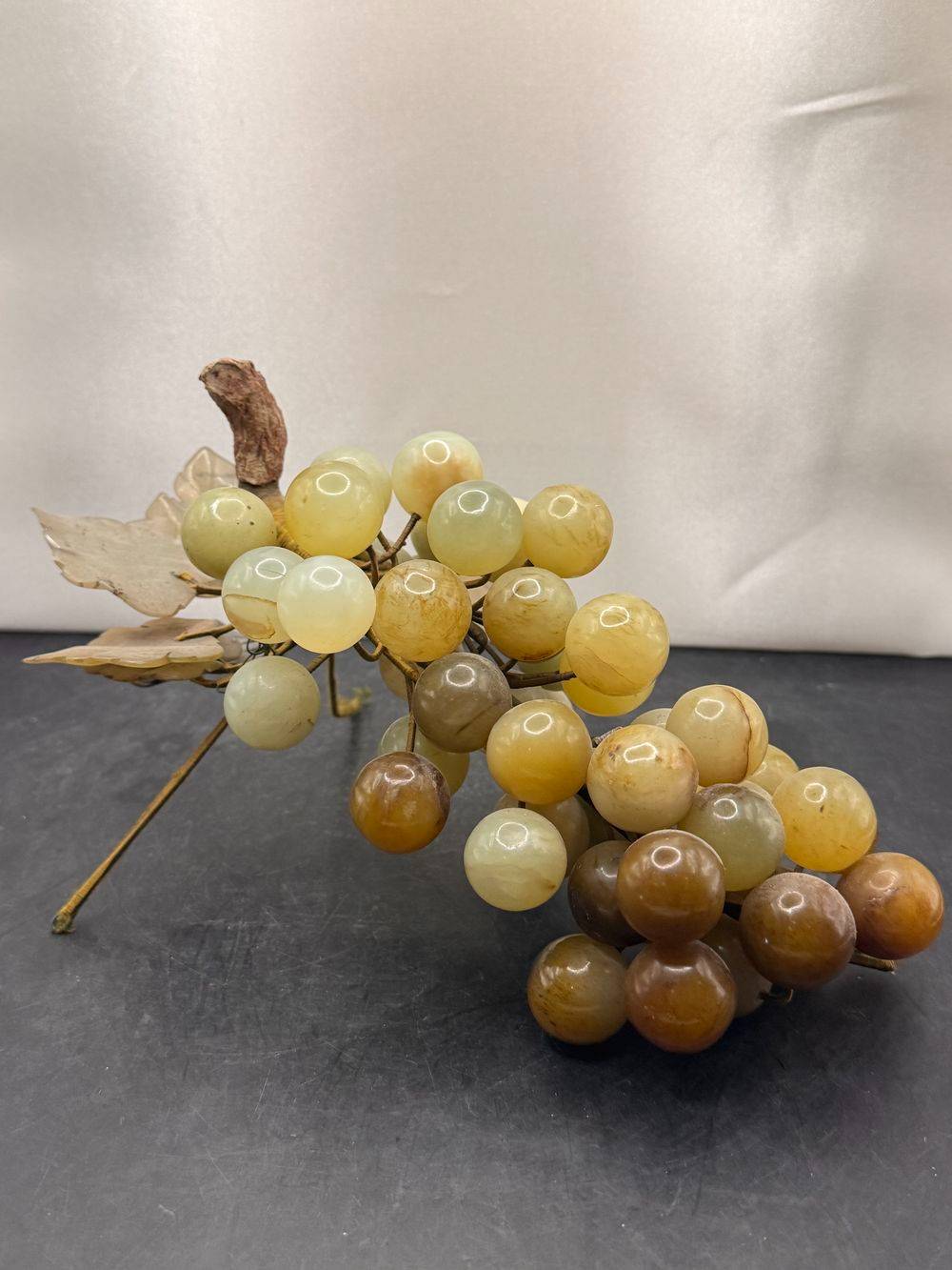 Ancienne et grande Grappe de raisin en pierre dure d'un réalisme absolu, Jade ou Quartz vert avec ses feuilles en pierre également - support - Vers 1950 60 - Déco - Collection - Vintage – Image 4