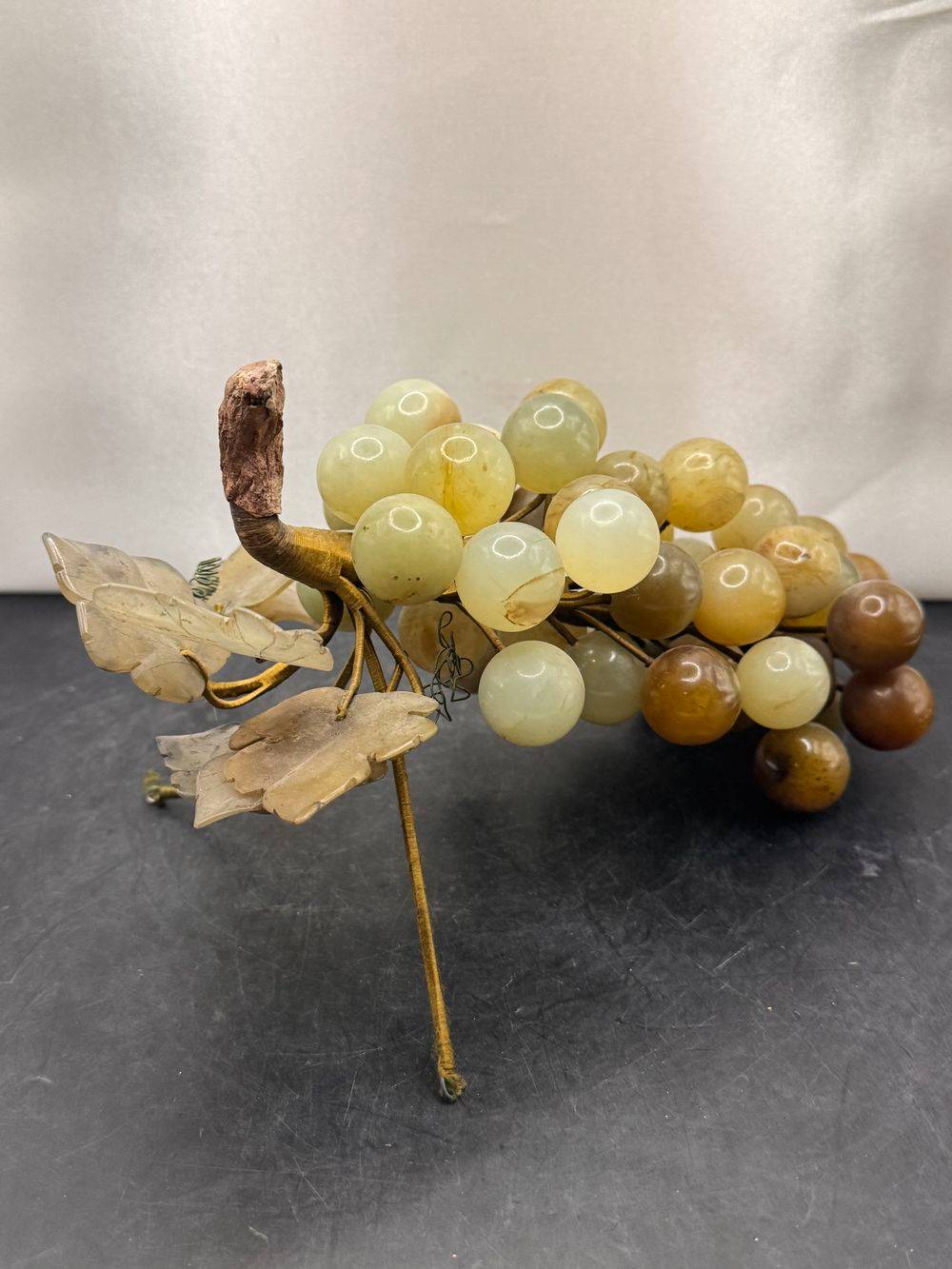 Ancienne et grande Grappe de raisin en pierre dure d'un réalisme absolu, Jade ou Quartz vert avec ses feuilles en pierre également - support - Vers 1950 60 - Déco - Collection - Vintage – Image 5