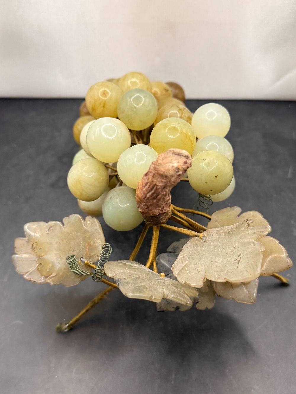 Ancienne et grande Grappe de raisin en pierre dure d'un réalisme absolu, Jade ou Quartz vert avec ses feuilles en pierre également - support - Vers 1950 60 - Déco - Collection - Vintage – Image 6