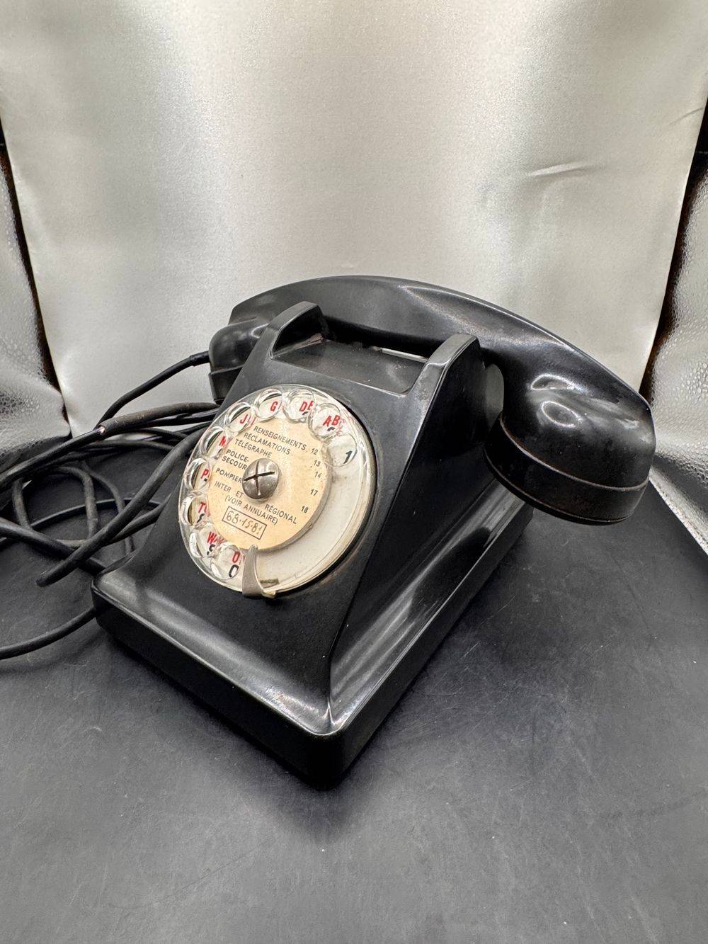 Ancien téléphone en bakélite noire - A cadran rotatif - Made in France Ericsson Colombes - Des années 1950 - Collection - Décoration - Vintage – Image 2