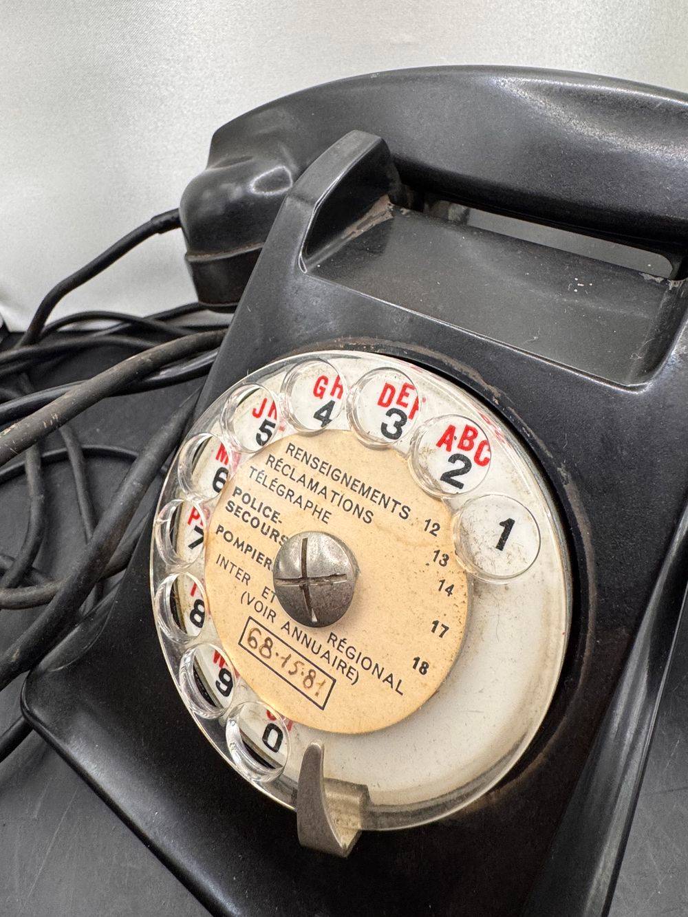 Ancien téléphone en bakélite noire - A cadran rotatif - Made in France Ericsson Colombes - Des années 1950 - Collection - Décoration - Vintage – Image 3