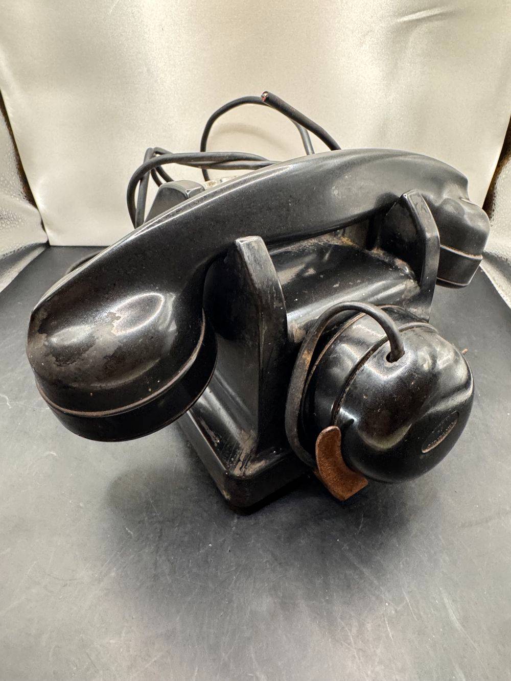 Ancien téléphone en bakélite noire - A cadran rotatif - Made in France Ericsson Colombes - Des années 1950 - Collection - Décoration - Vintage – Image 4