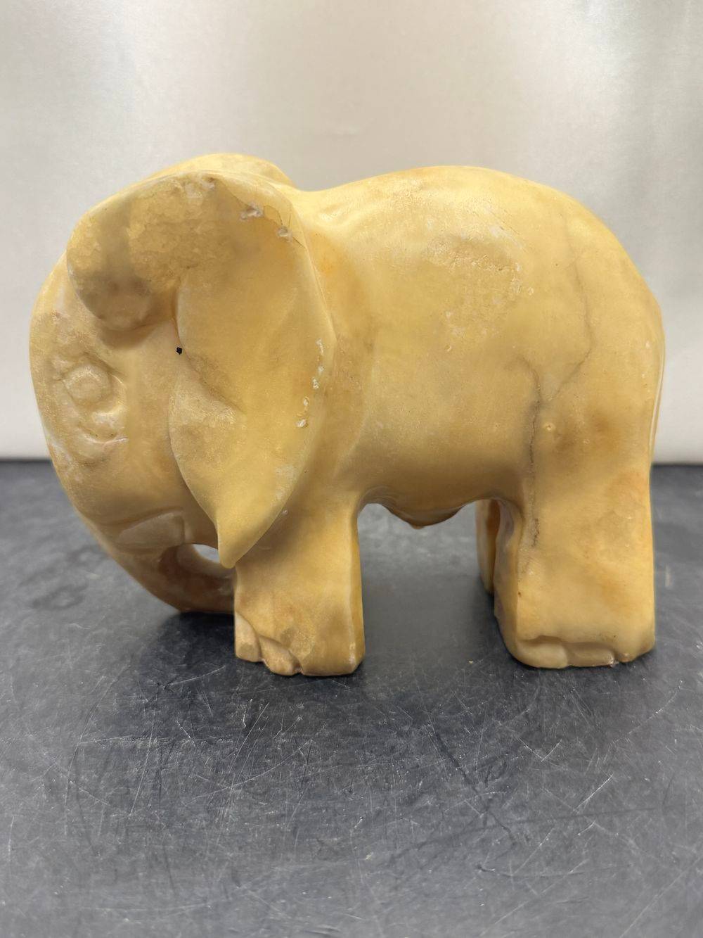 Ancienne et imposante Statuette d'éléphant en albâtre réalisée et sculptée à la main - Datant des années 70/80 - Collection - Décoration - Vintage – Image 2