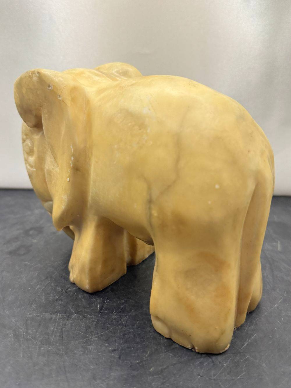 Ancienne et imposante Statuette d'éléphant en albâtre réalisée et sculptée à la main - Datant des années 70/80 - Collection - Décoration - Vintage – Image 3