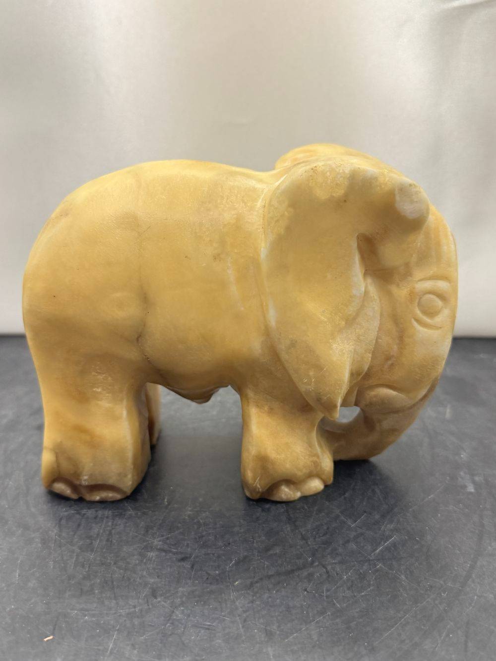 Ancienne et imposante Statuette d'éléphant en albâtre réalisée et sculptée à la main - Datant des années 70/80 - Collection - Décoration - Vintage – Image 5