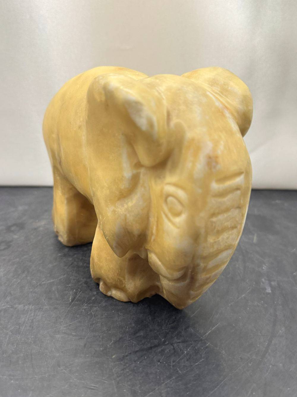 Ancienne et imposante Statuette d'éléphant en albâtre réalisée et sculptée à la main - Datant des années 70/80 - Collection - Décoration - Vintage – Image 6