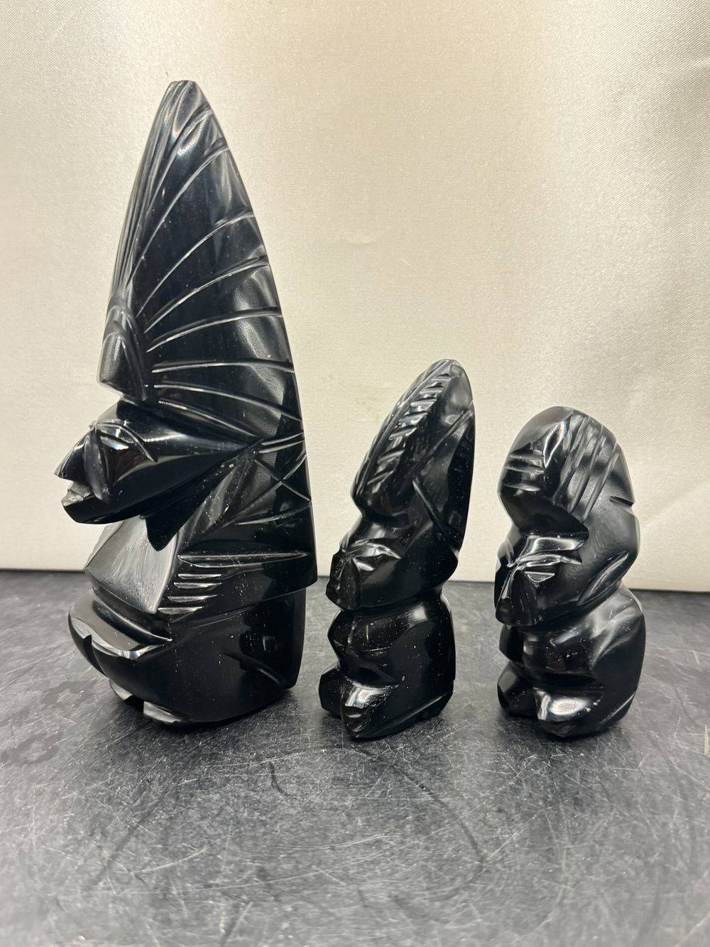 Bel ensemble - Lot de 3 Statuettes de tailles différentes Guerrier/Totem Aztèque/Maya en pierre d'Obsidienne noire brute avec coiffes typiques - Origine/Mexique - Vers 1970 - Collection - Décoration - Vintage – Image 2