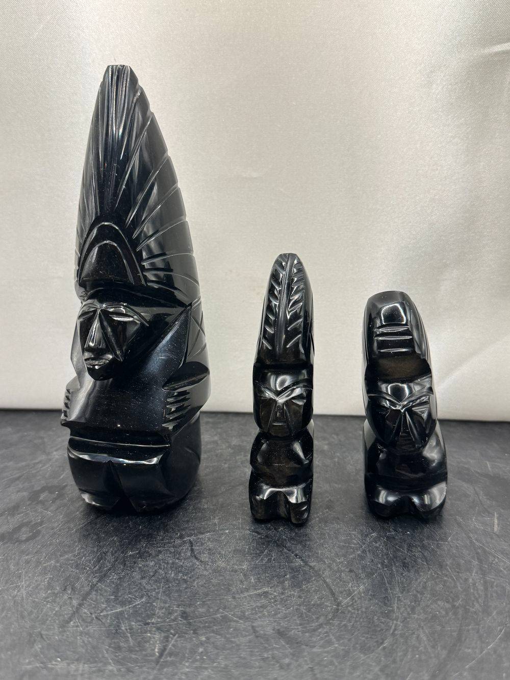 Bel ensemble - Lot de 3 Statuettes de tailles différentes Guerrier/Totem Aztèque/Maya en pierre d'Obsidienne noire brute avec coiffes typiques - Origine/Mexique - Vers 1970 - Collection - Décoration - Vintage – Image 3