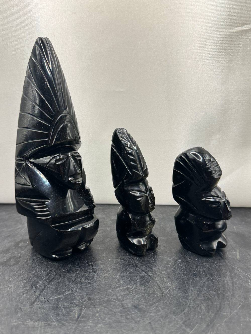 Bel ensemble - Lot de 3 Statuettes de tailles différentes Guerrier/Totem Aztèque/Maya en pierre d'Obsidienne noire brute avec coiffes typiques - Origine/Mexique - Vers 1970 - Collection - Décoration - Vintage – Image 4
