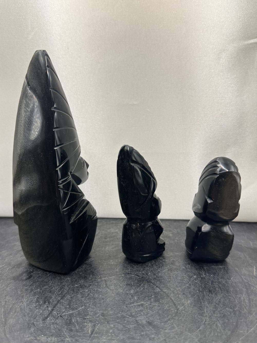 Bel ensemble - Lot de 3 Statuettes de tailles différentes Guerrier/Totem Aztèque/Maya en pierre d'Obsidienne noire brute avec coiffes typiques - Origine/Mexique - Vers 1970 - Collection - Décoration - Vintage – Image 5