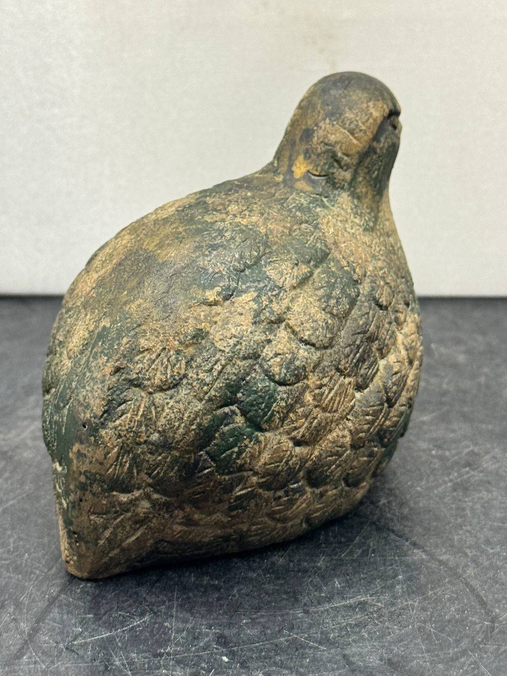 Charmante, ancienne et rare figurine - Une caille en pierre - Présente des gravures texturées très détaillées sur son plumage - Collection - Décoration - Vintage – Image 2
