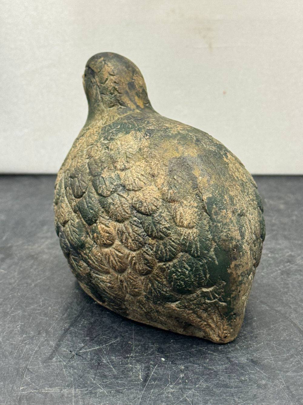 Charmante, ancienne et rare figurine - Une caille en pierre - Présente des gravures texturées très détaillées sur son plumage - Collection - Décoration - Vintage – Image 3