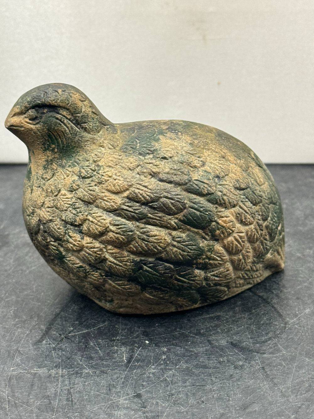 Charmante, ancienne et rare figurine - Une caille en pierre - Présente des gravures texturées très détaillées sur son plumage - Collection - Décoration - Vintage – Image 4
