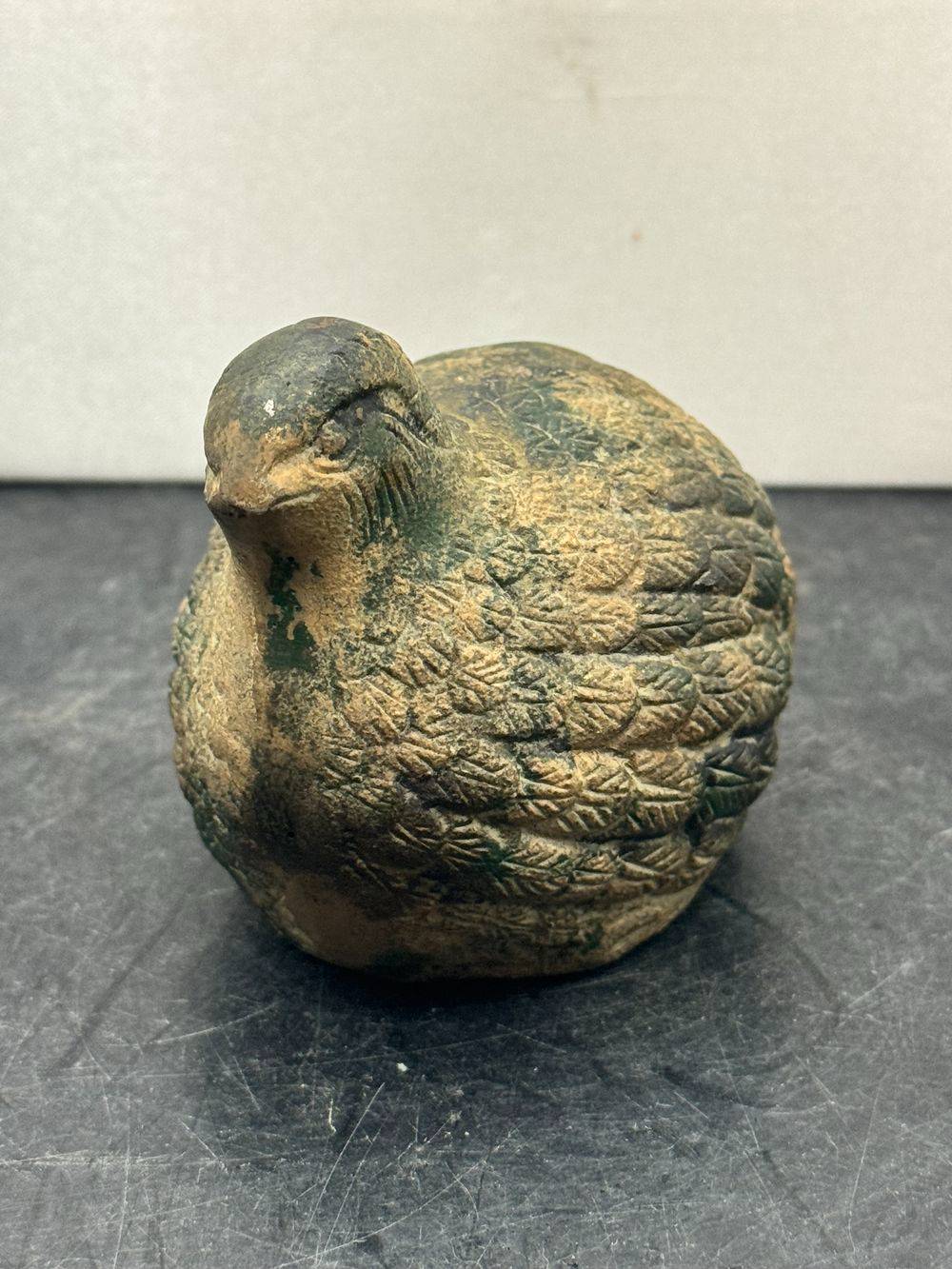 Charmante, ancienne et rare figurine - Une caille en pierre - Présente des gravures texturées très détaillées sur son plumage - Collection - Décoration - Vintage – Image 5