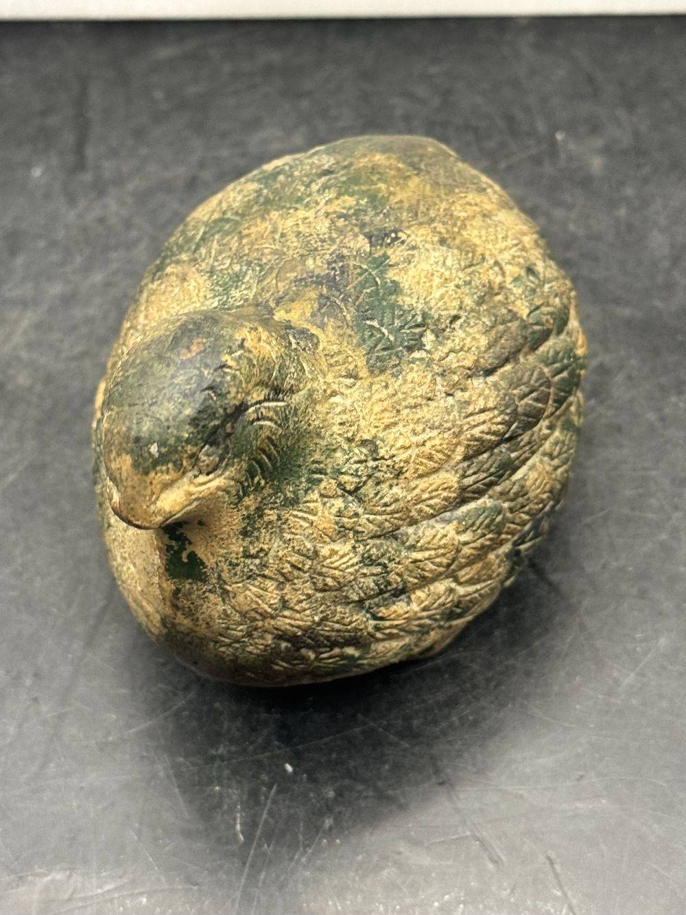 Charmante, ancienne et rare figurine - Une caille en pierre - Présente des gravures texturées très détaillées sur son plumage - Collection - Décoration - Vintage – Image 6