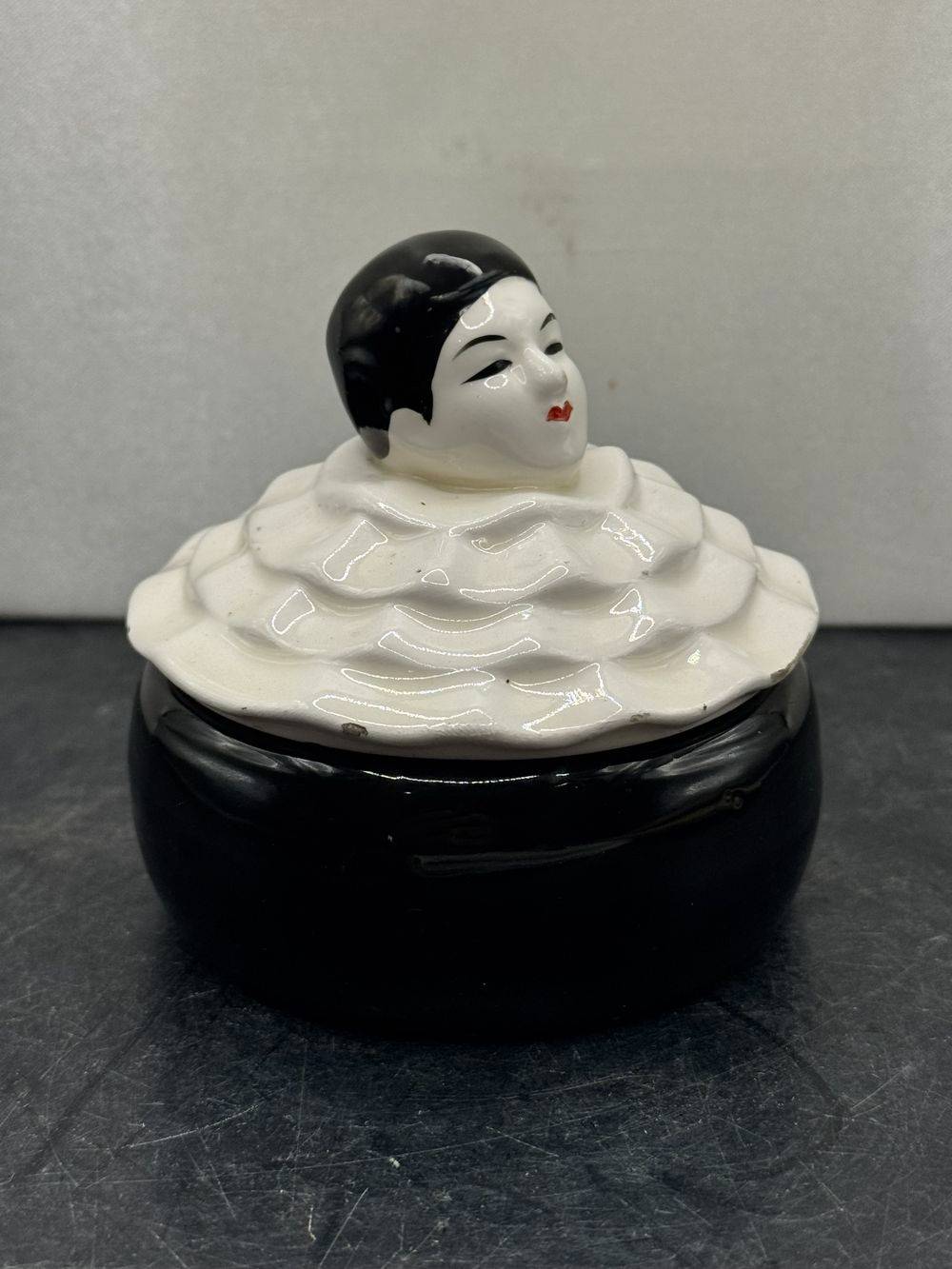 Ancienne Bonbonnière / Boite à bijoux Pierrot des années 50/60 - Céramique blanche et noire - Collection - Décoration – Image 3