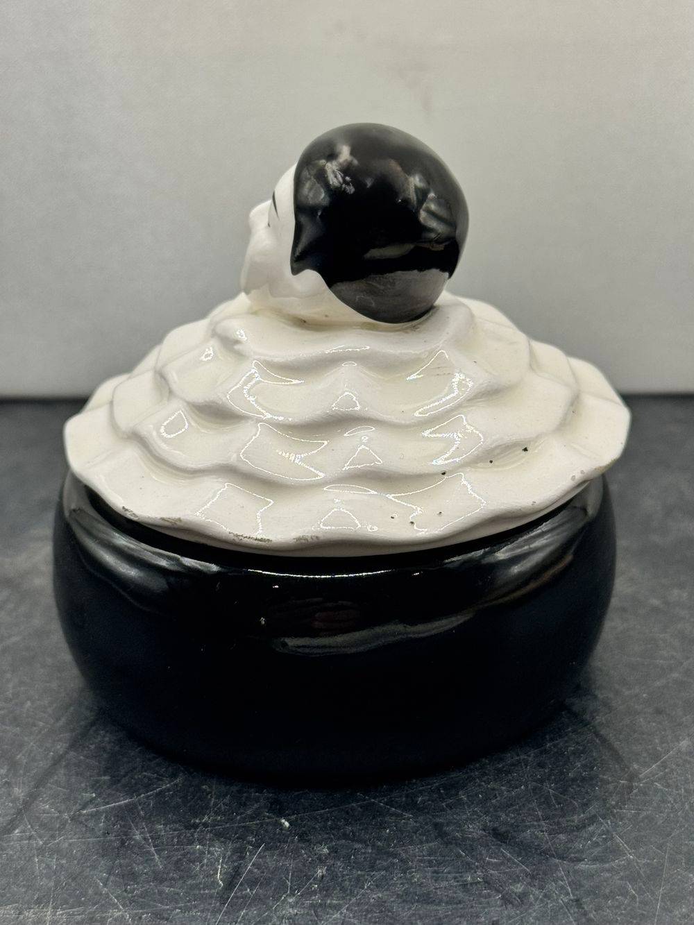 Ancienne Bonbonnière / Boite à bijoux Pierrot des années 50/60 - Céramique blanche et noire - Collection - Décoration – Image 5