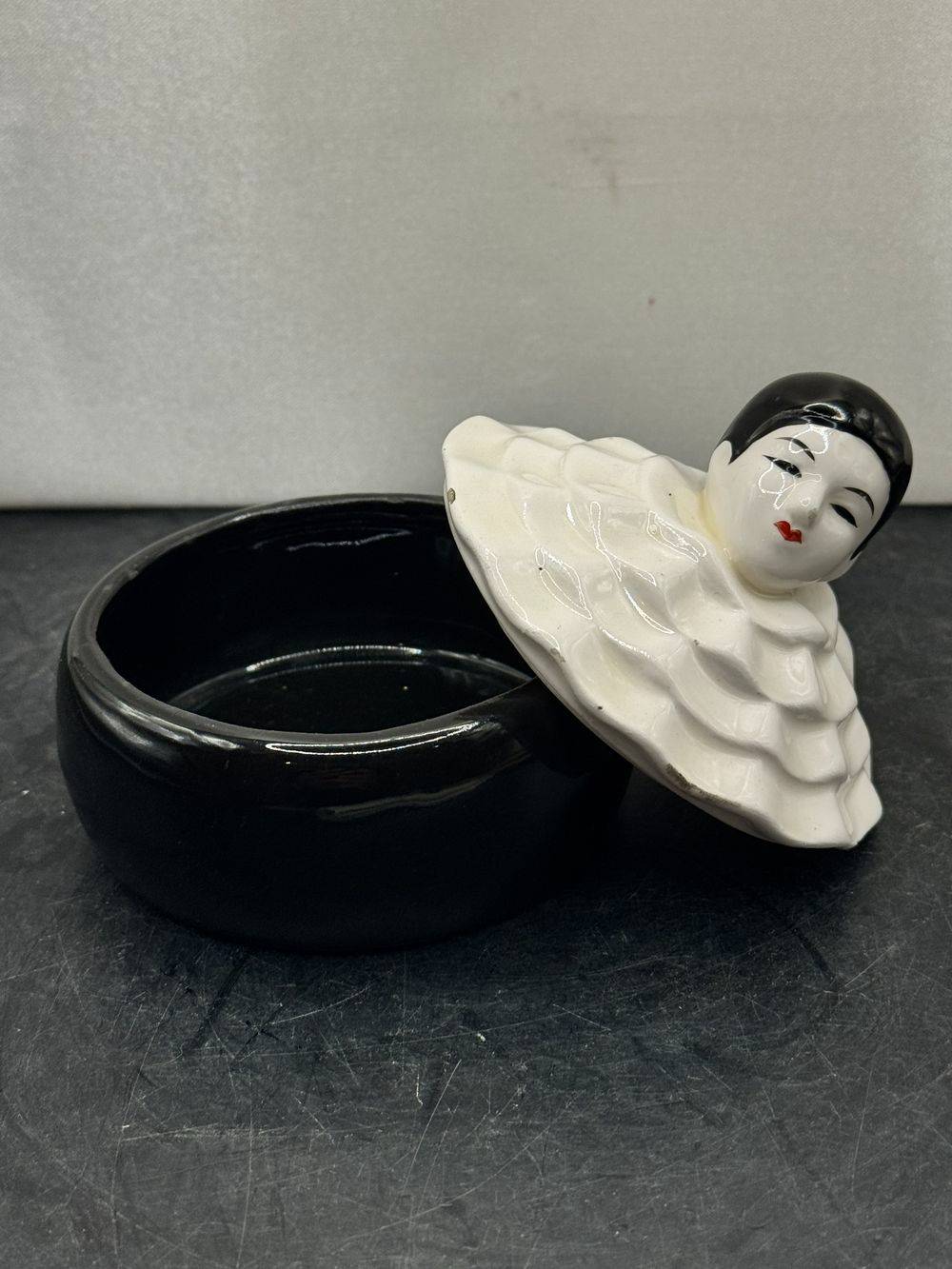 Ancienne Bonbonnière / Boite à bijoux Pierrot des années 50/60 - Céramique blanche et noire - Collection - Décoration – Image 6