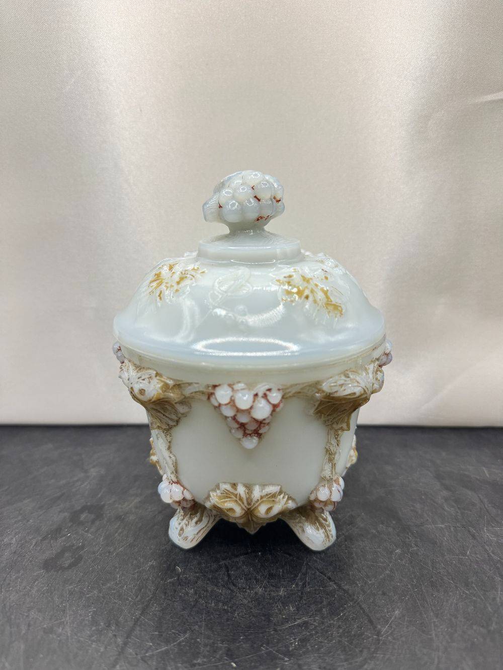 Ancien sucrier ou bonbonnière sur 4 pieds et en opaline blanche avec un décor en relief de pampres de vigne et de grappes de raisin, un modèle emblématique de la verrerie de Portieux (ou de Vallérysthal) - Modèle Vignes - Décoration - Collection – Image 2