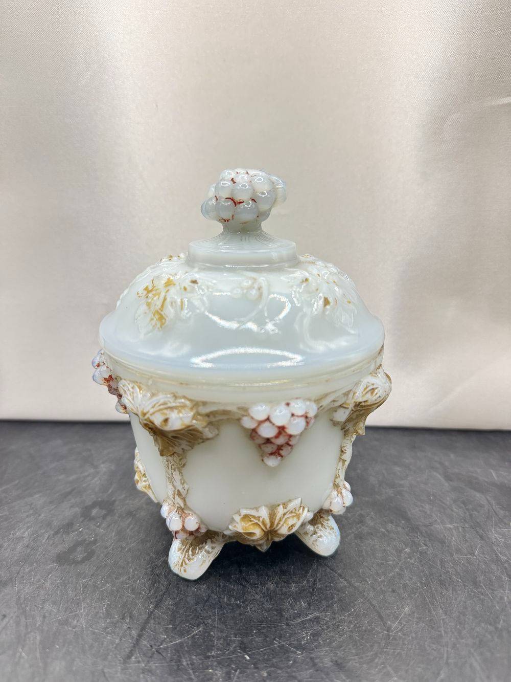Ancien sucrier ou bonbonnière sur 4 pieds et en opaline blanche avec un décor en relief de pampres de vigne et de grappes de raisin, un modèle emblématique de la verrerie de Portieux (ou de Vallérysthal) - Modèle Vignes - Décoration - Collection – Image 3