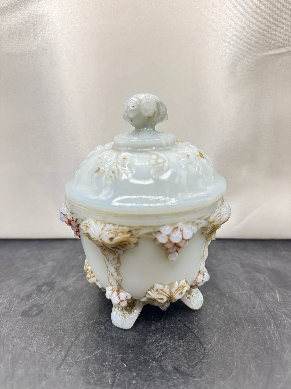 Ancien sucrier ou bonbonnière sur 4 pieds et en opaline blanche avec un décor en relief de pampres de vigne et de grappes de raisin, un modèle emblématique de la verrerie de Portieux (ou de Vallérysthal) - Modèle Vignes - Décoration - Collection – Image 4