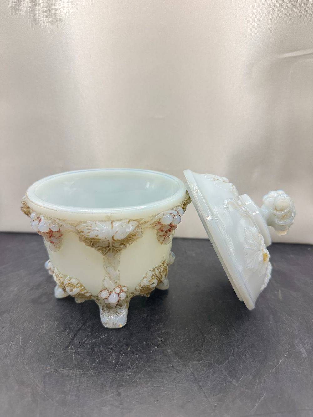 Ancien sucrier ou bonbonnière sur 4 pieds et en opaline blanche avec un décor en relief de pampres de vigne et de grappes de raisin, un modèle emblématique de la verrerie de Portieux (ou de Vallérysthal) - Modèle Vignes - Décoration - Collection – Image 5