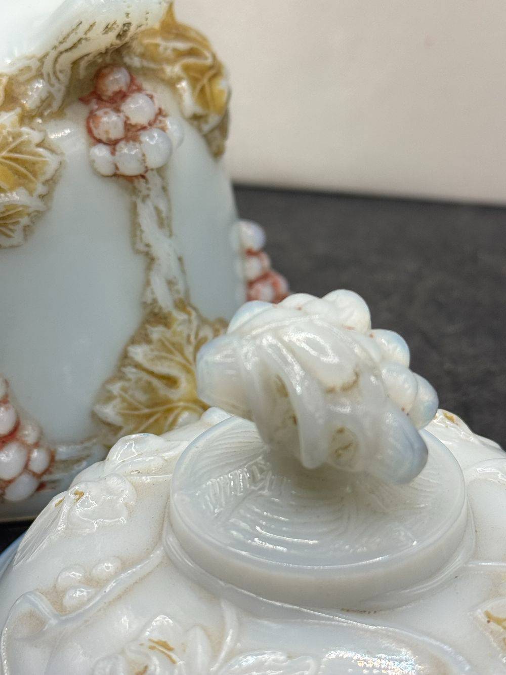 Ancien sucrier ou bonbonnière sur 4 pieds et en opaline blanche avec un décor en relief de pampres de vigne et de grappes de raisin, un modèle emblématique de la verrerie de Portieux (ou de Vallérysthal) - Modèle Vignes - Décoration - Collection – Image 7