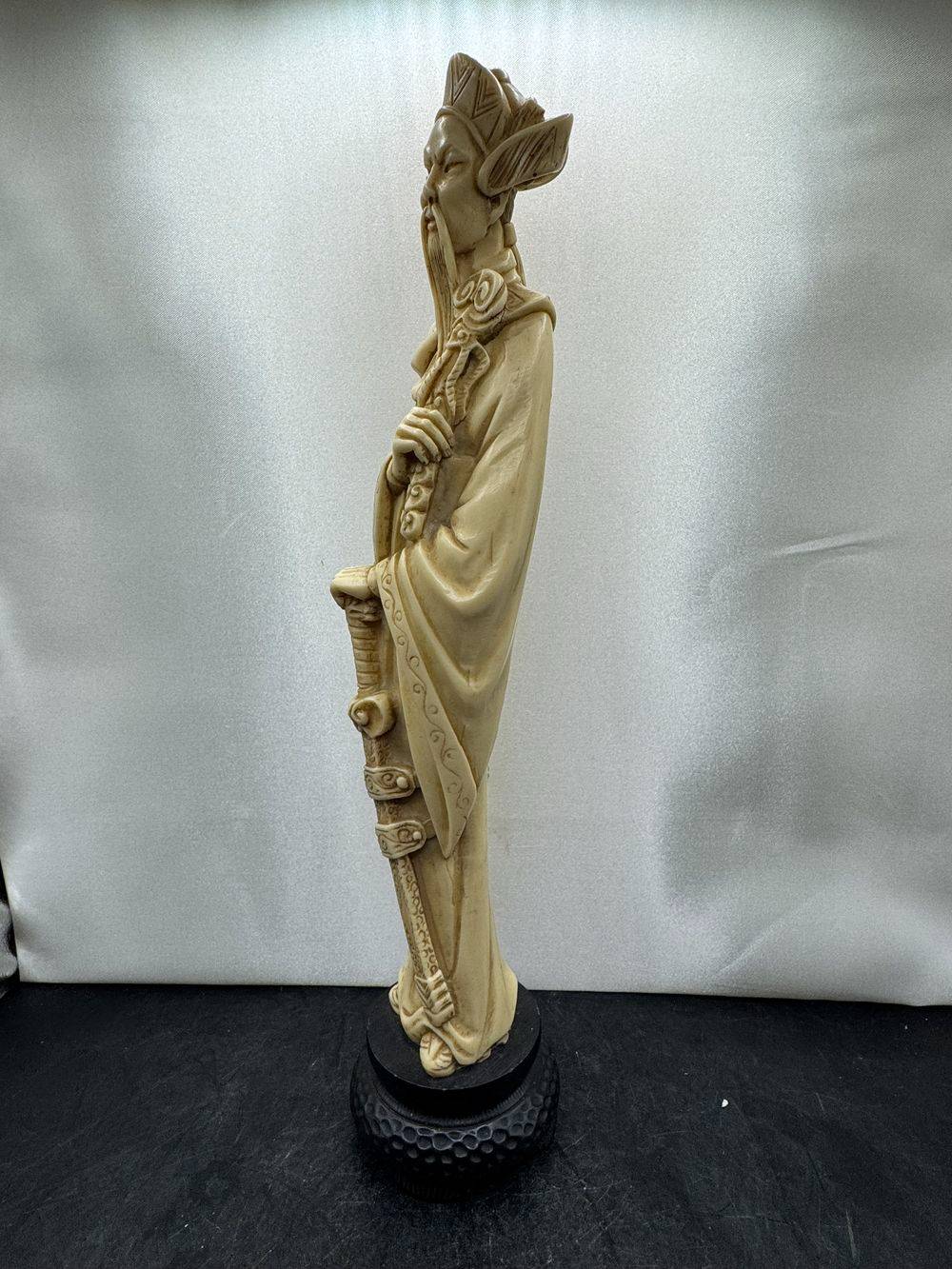 Grande statuette représentant un personnage asiatique traditionnel (homme chinois) - Fine reproduction en poudre d'os et en résine à patine imitation ivoire - Décoration - Collection – Image 2