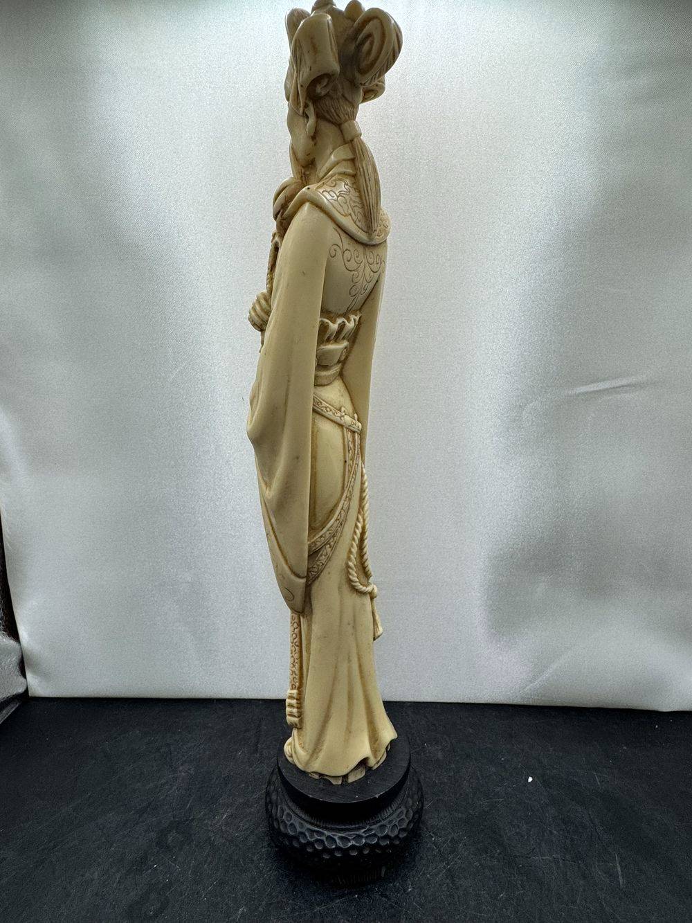 Grande statuette représentant un personnage asiatique traditionnel (homme chinois) - Fine reproduction en poudre d'os et en résine à patine imitation ivoire - Décoration - Collection – Image 3