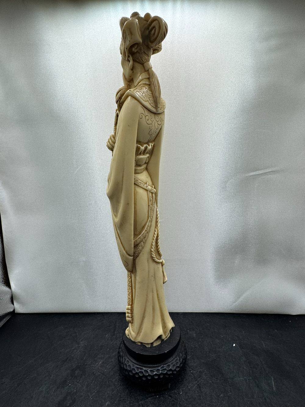 Grande statuette représentant un personnage asiatique traditionnel (homme chinois) - Fine reproduction en poudre d'os et en résine à patine imitation ivoire - Décoration - Collection – Image 4