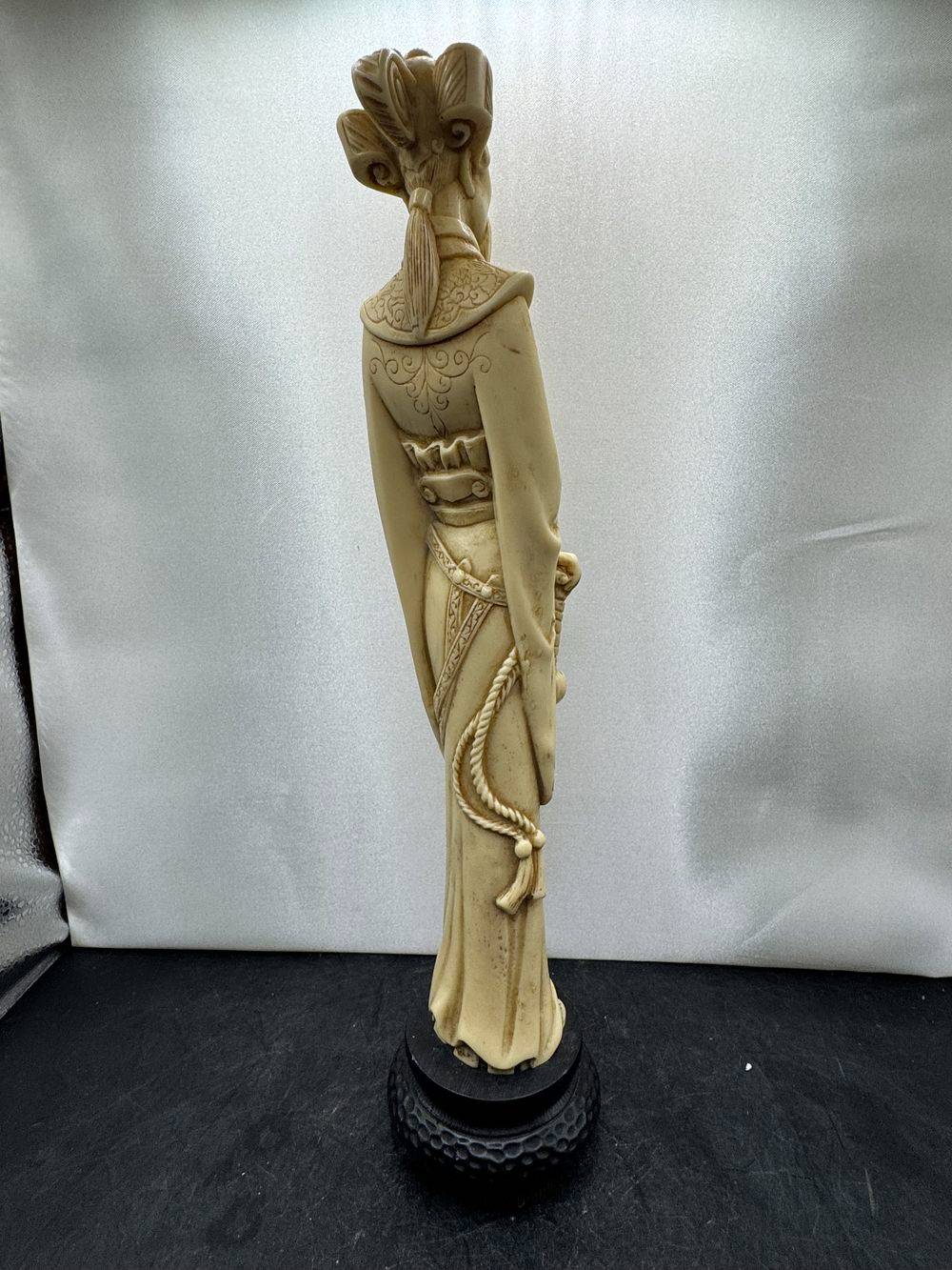 Grande statuette représentant un personnage asiatique traditionnel (homme chinois) - Fine reproduction en poudre d'os et en résine à patine imitation ivoire - Décoration - Collection – Image 5