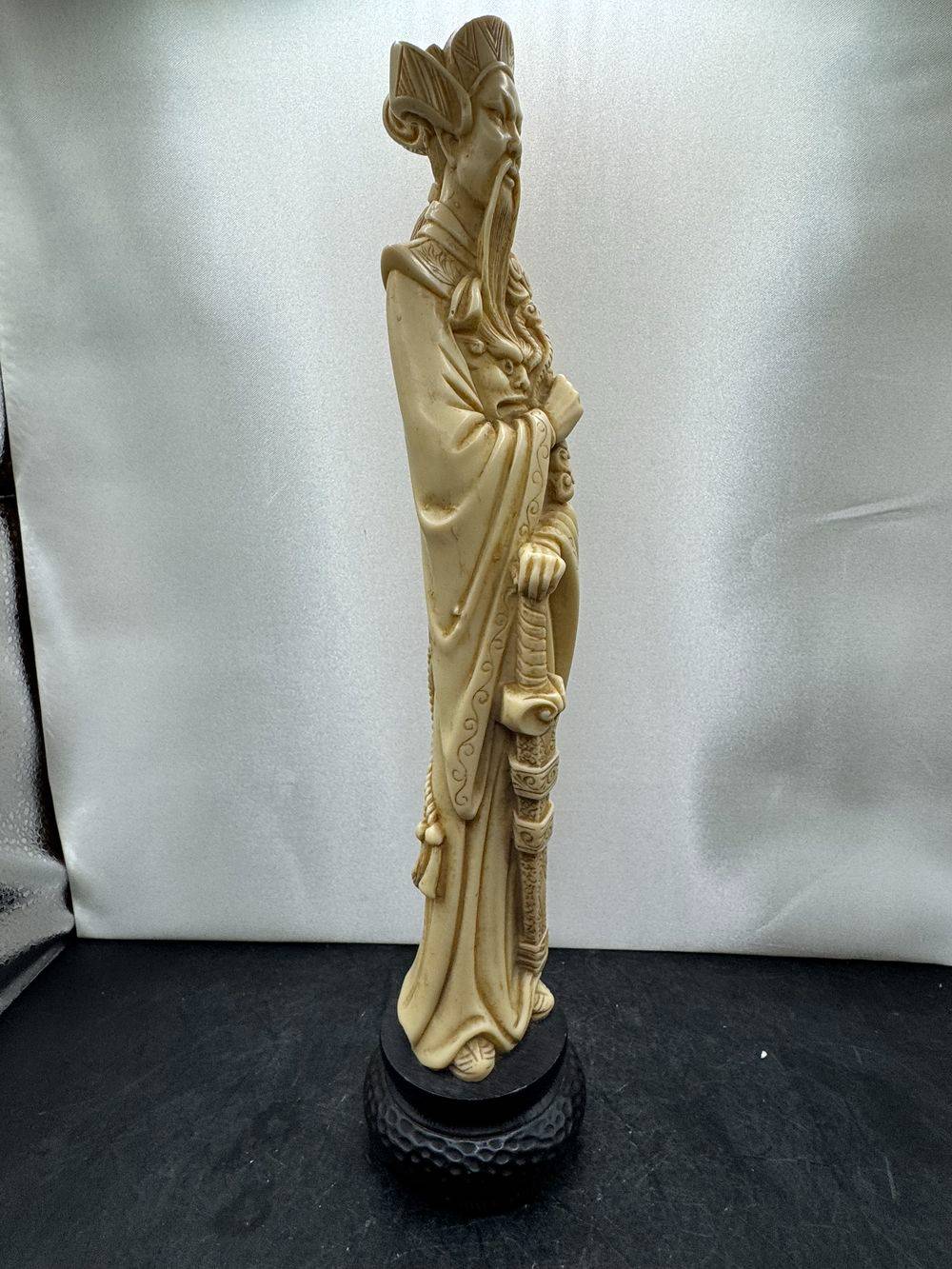 Grande statuette représentant un personnage asiatique traditionnel (homme chinois) - Fine reproduction en poudre d'os et en résine à patine imitation ivoire - Décoration - Collection – Image 6
