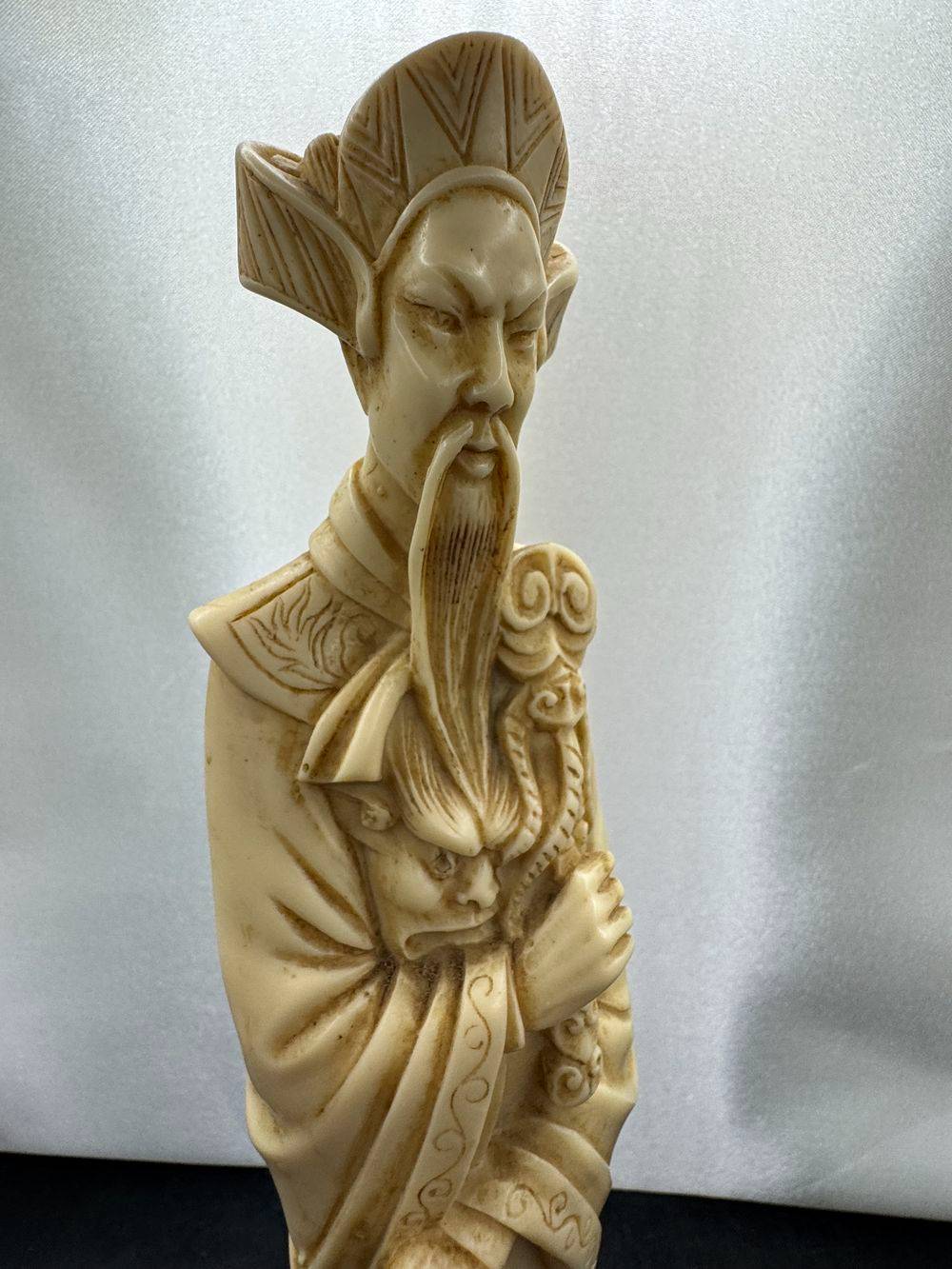 Grande statuette représentant un personnage asiatique traditionnel (homme chinois) - Fine reproduction en poudre d'os et en résine à patine imitation ivoire - Décoration - Collection – Image 7