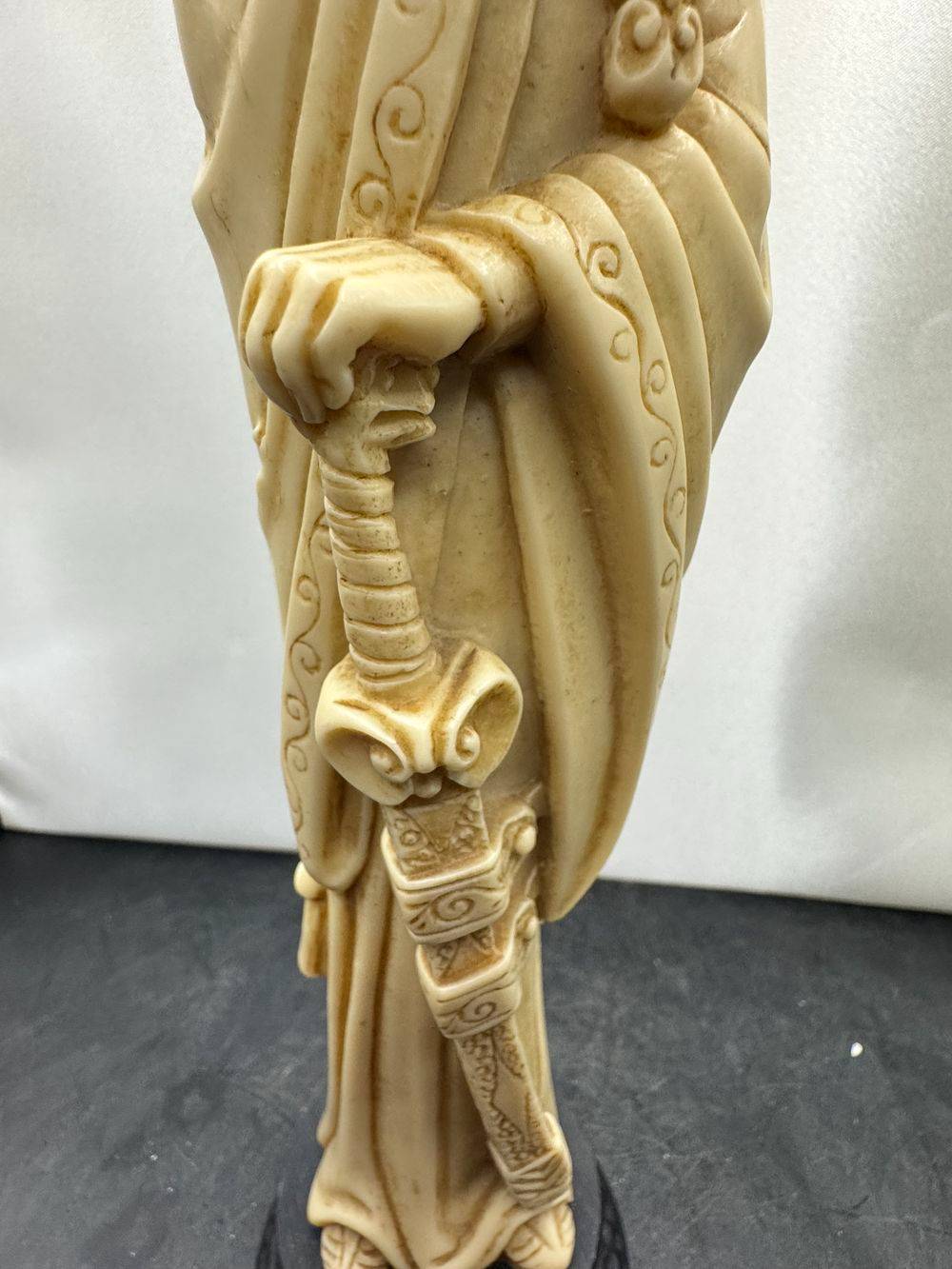 Grande statuette représentant un personnage asiatique traditionnel (homme chinois) - Fine reproduction en poudre d'os et en résine à patine imitation ivoire - Décoration - Collection – Image 8
