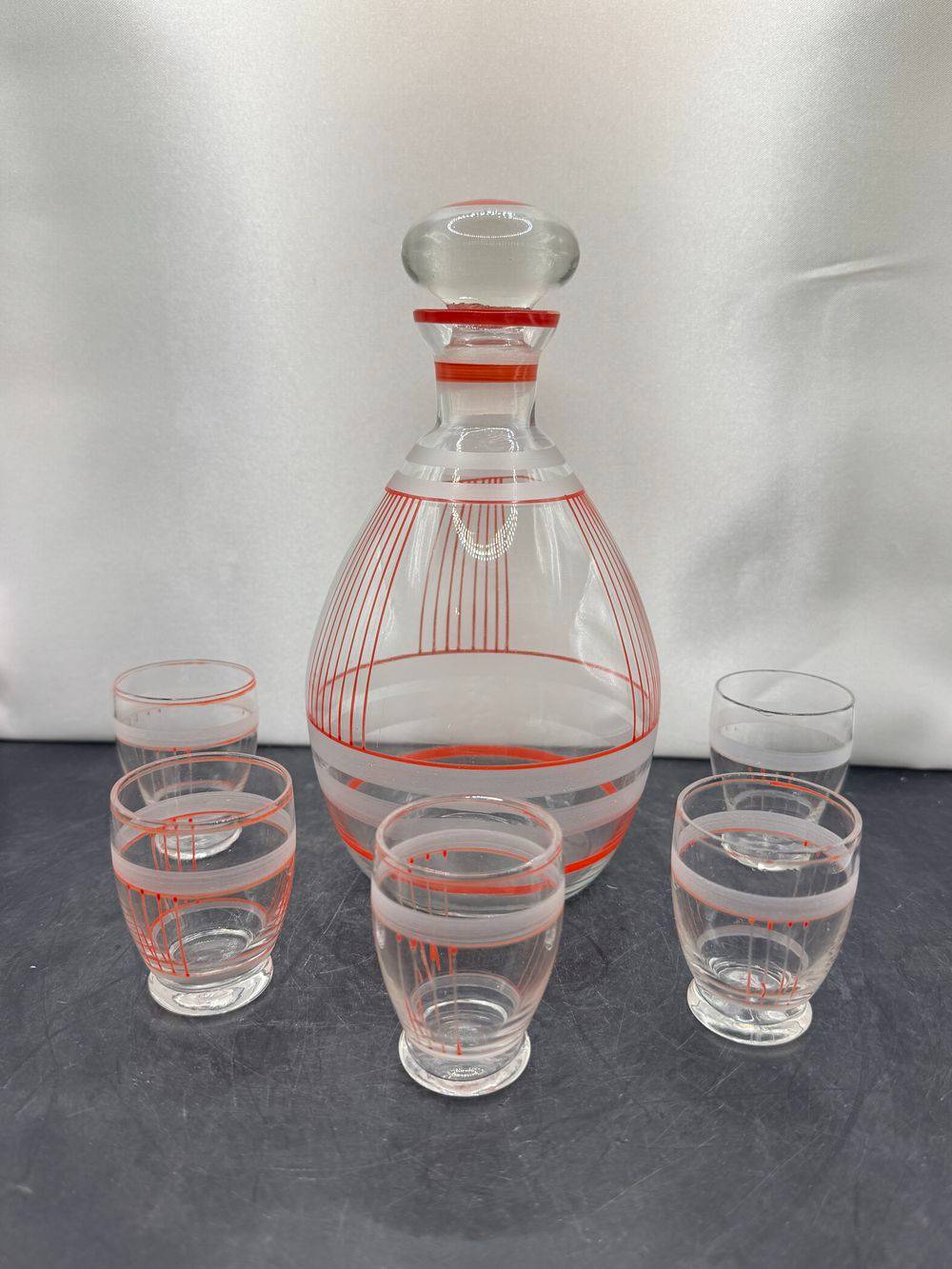 Service à liqueur en verre transparent décoré de fines lignes et d'anneaux rouges caractéristiques du style des années 1950 - Collection - Décoration – Image 2