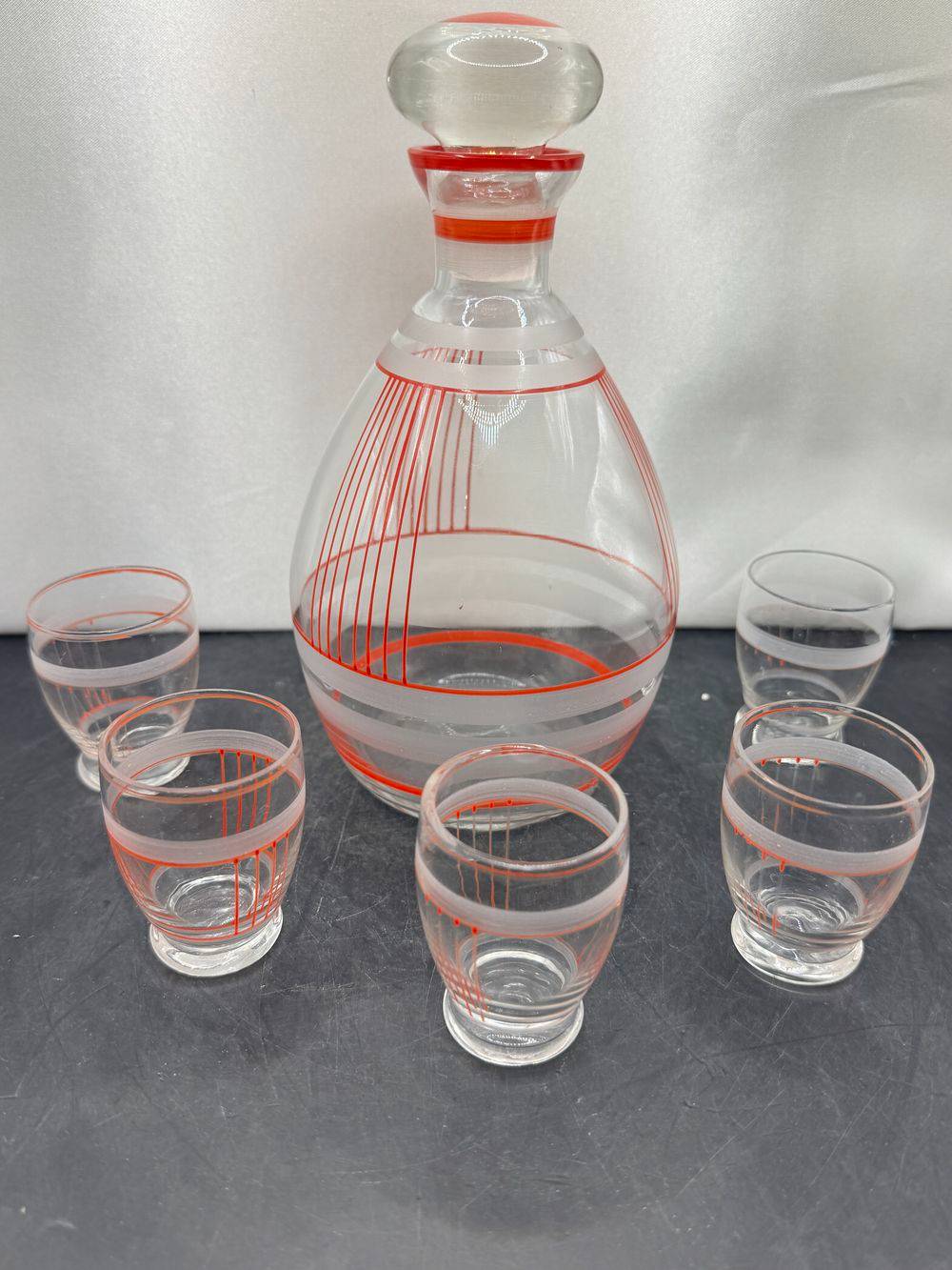 Service à liqueur en verre transparent décoré de fines lignes et d'anneaux rouges caractéristiques du style des années 1950 - Collection - Décoration – Image 3