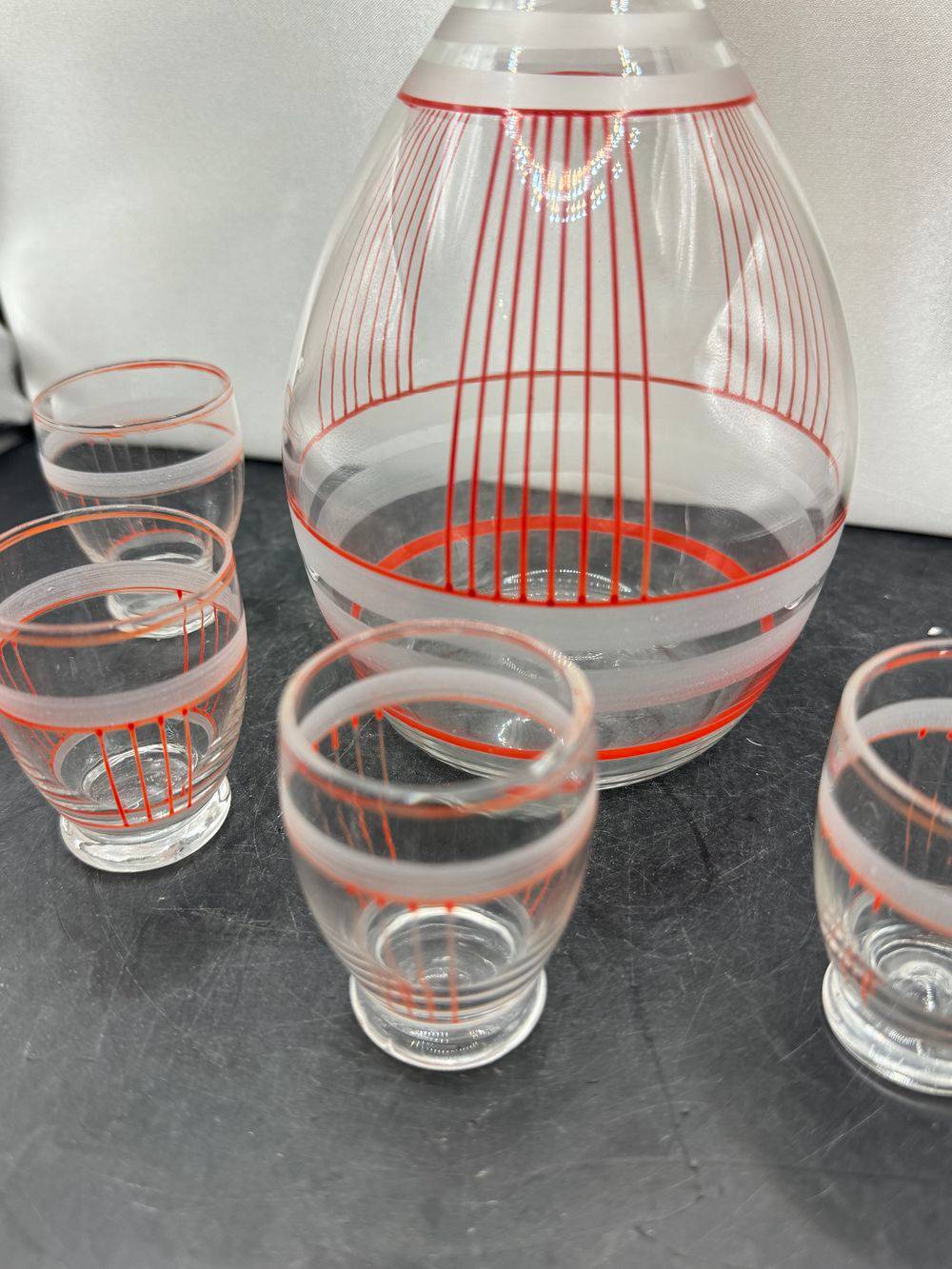 Service à liqueur en verre transparent décoré de fines lignes et d'anneaux rouges caractéristiques du style des années 1950 - Collection - Décoration – Image 4