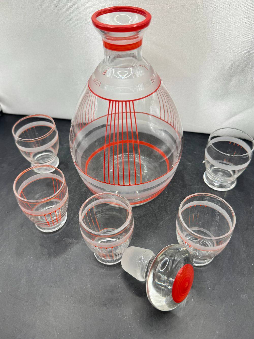 Service à liqueur en verre transparent décoré de fines lignes et d'anneaux rouges caractéristiques du style des années 1950 - Collection - Décoration – Image 5