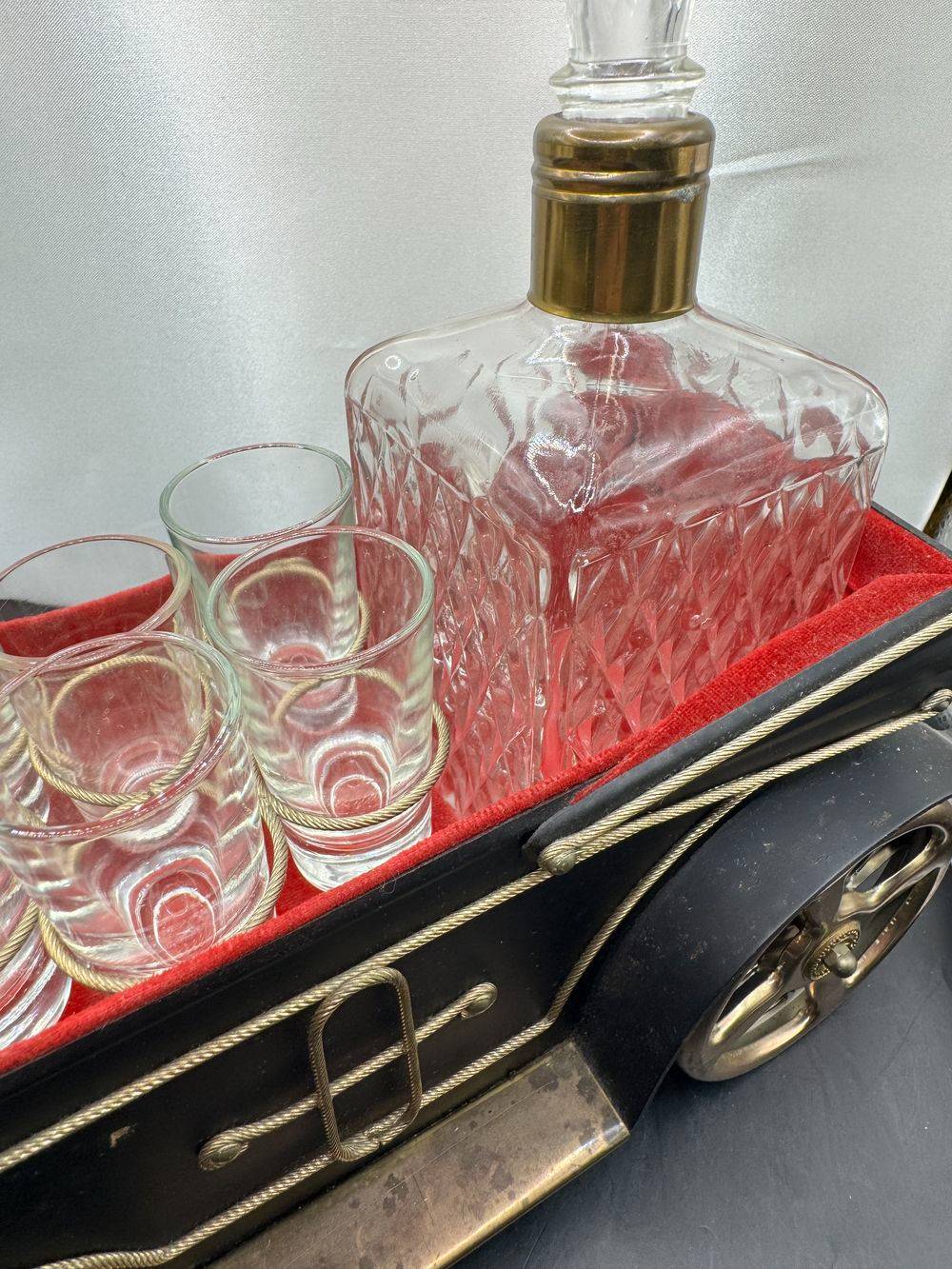 Service à liqueur musical en forme de voiture ancienne (souvent inspiré des modèles des années 1900-1920) - Déco - Collection - Vintage (vers 1960) – Image 3