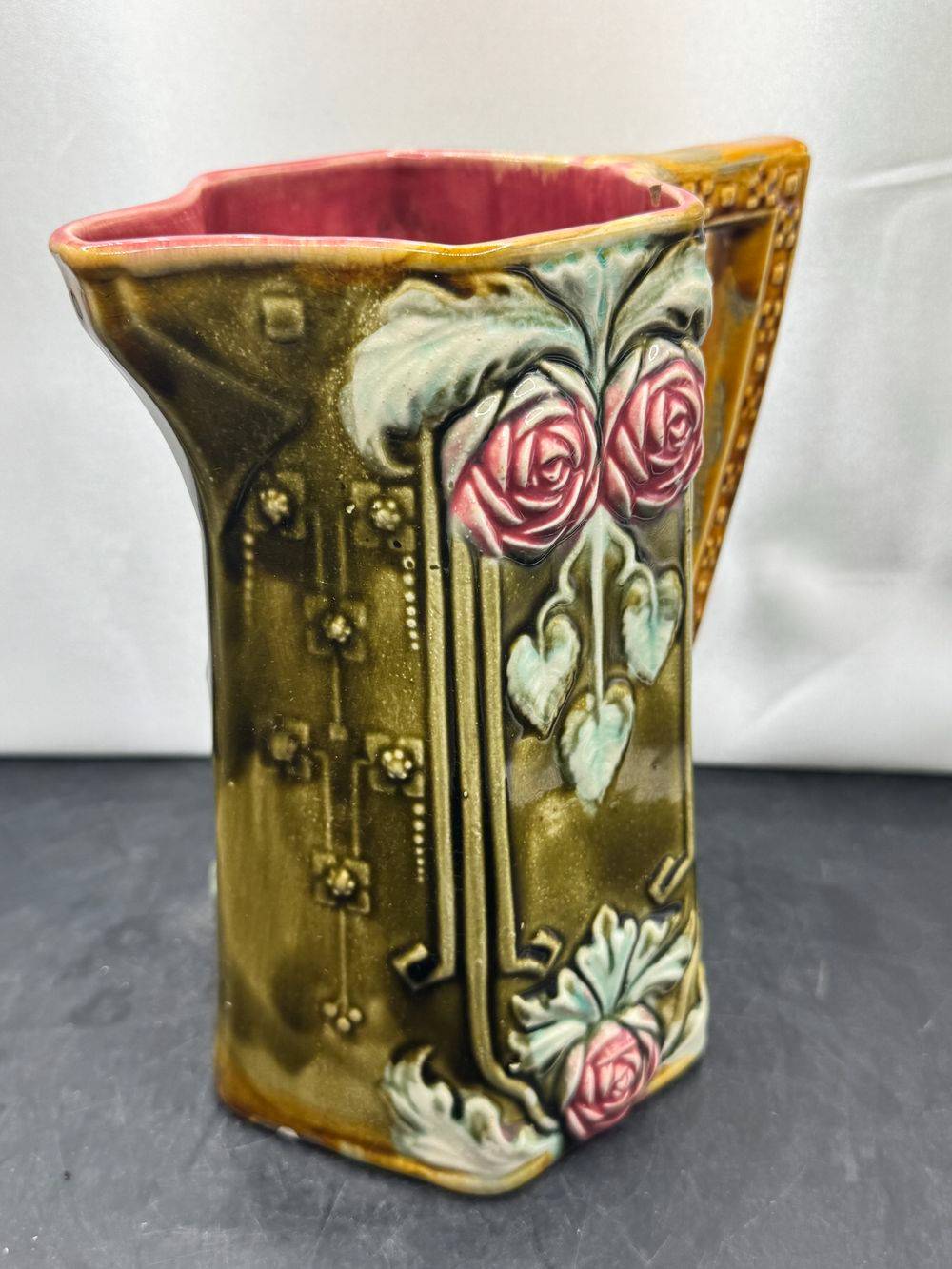 Très ancien pichet en Barbotine - Modèle Les Breloques - Fabriqué par la faïencerie d'Onnaing vers 1900 - Déco - Collection – Image 2
