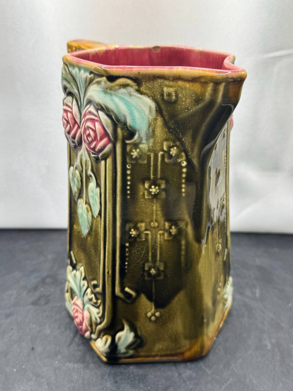 Très ancien pichet en Barbotine - Modèle Les Breloques - Fabriqué par la faïencerie d'Onnaing vers 1900 - Déco - Collection – Image 3