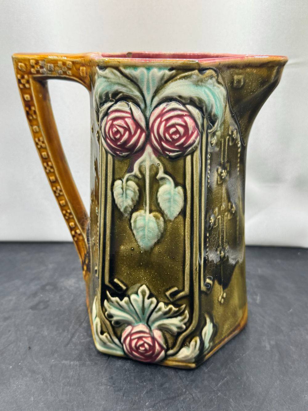 Très ancien pichet en Barbotine - Modèle Les Breloques - Fabriqué par la faïencerie d'Onnaing vers 1900 - Déco - Collection – Image 4
