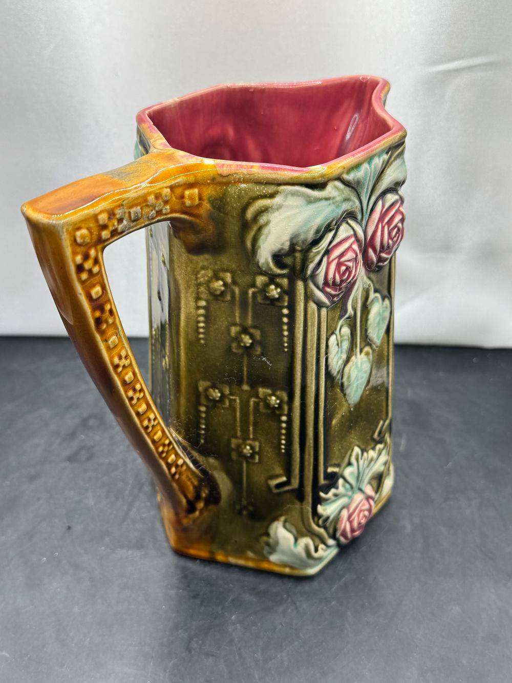 Très ancien pichet en Barbotine - Modèle Les Breloques - Fabriqué par la faïencerie d'Onnaing vers 1900 - Déco - Collection – Image 6