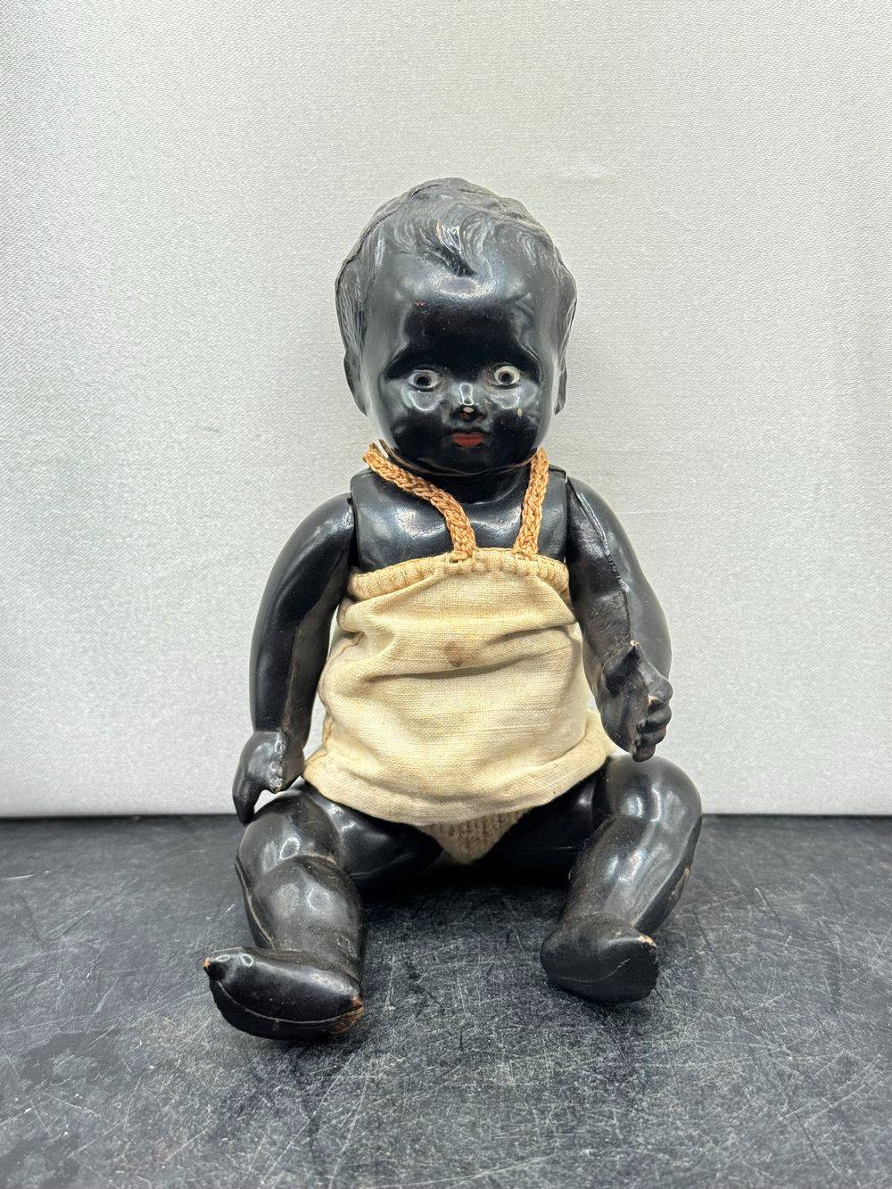 Très rare ancien petit poupon / baigneur de couleur - En terre de pipe des années 30 et son vêtement d'époque - Décoration - Collection – Image 2